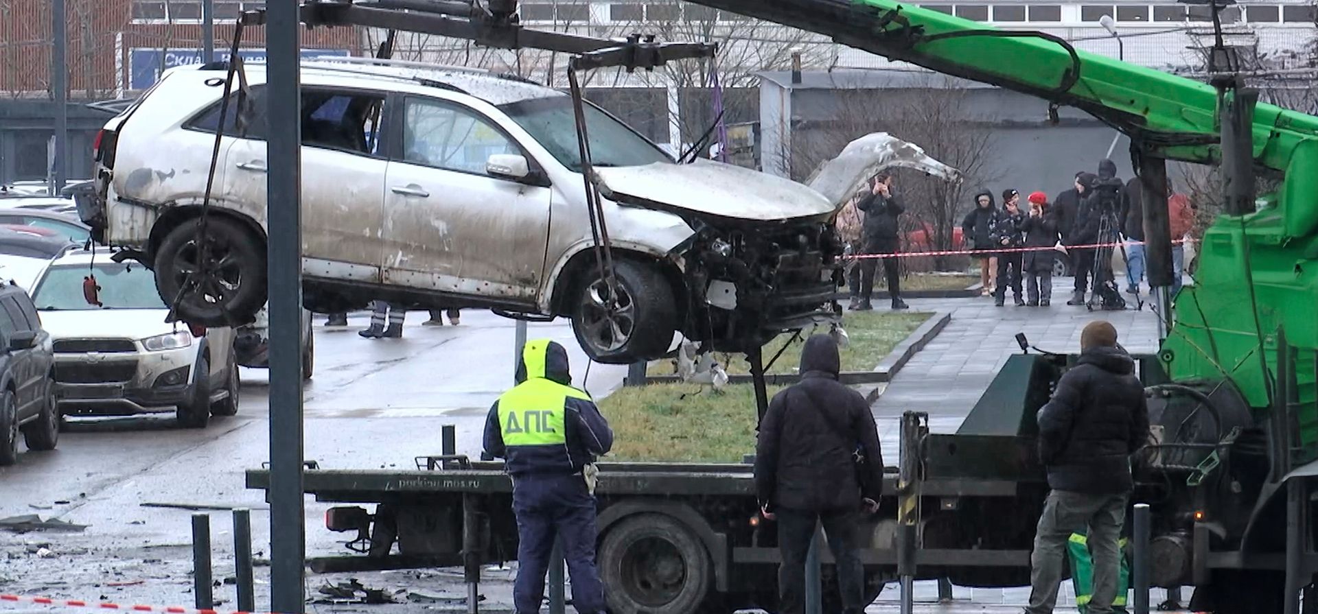 Investigadores y policías observan cómo una grúa carga un automóvil dañado por una explosión en una plataforma en el lugar donde el teniente general Fanil Sarvarov, jefe de la Dirección de Entrenamiento Operativo del Estado Mayor de las Fuerzas Armadas de Rusia, murió por un artefacto explosivo colocado debajo de su automóvil en Moscú, el lunes 22 de diciembre de 2025. (Foto AP) Investigadores y policías observan cómo una grúa carga un automóvil dañado por una explosión en una plataforma en el lugar donde el teniente general Fanil Sarvarov, jefe de la Dirección de Entrenamiento Operativo del Estado Mayor de las Fuerzas Armadas de Rusia, murió por un artefacto explosivo colocado debajo de su automóvil en Moscú, el lunes 22 de diciembre de 2025. (Foto AP)