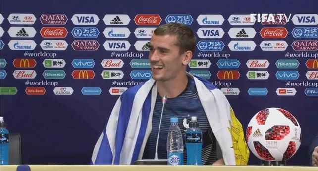 Alma charrúa: Griezmann dio la conferencia con la bandera de Uruguay en su espalda