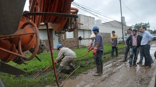 Por la emergencia hídrica más de 30 cuadrillas realizan trabajos de zanjeo y desobstrucción