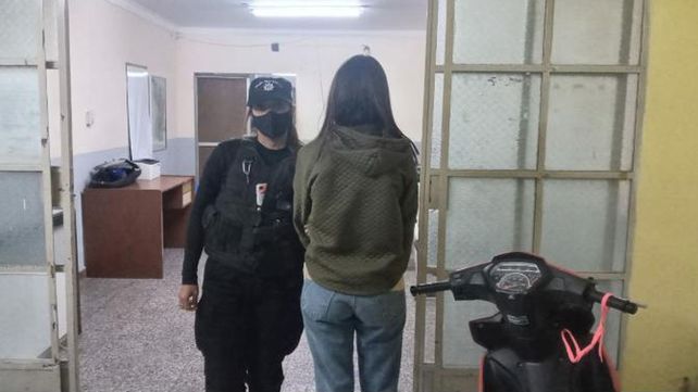 La mujer policía quedó detenida porque reclamó su moto adulterada y la emprendió contra sus colegas