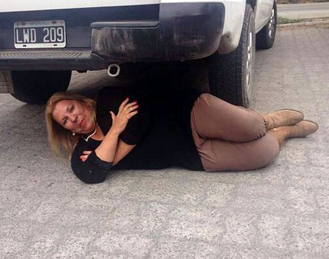 Lilita Carrió se escondió debajo de un auto para responderle con una ironía a Aníbal Fernández