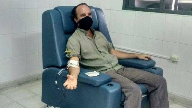 Lleva cerca de 100 donaciones voluntarias en el Hospital Materno Infantil San Roque de Paraná y ahora su hija Julieta lo acompañó. Son 30-40 minutos de tu vida