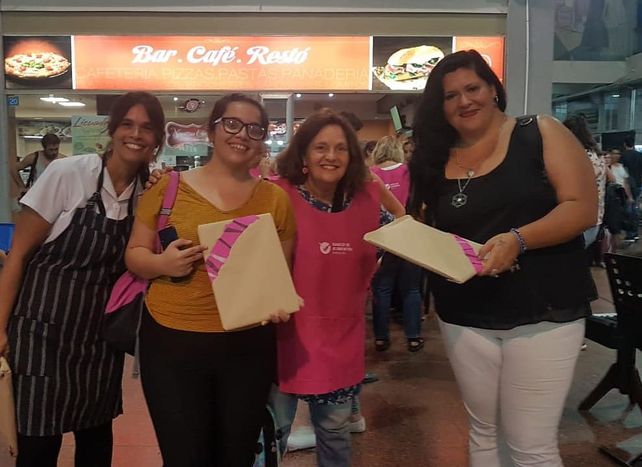 Las integrantes&nbsp;de la &Oacute;pera Estudio Del Paran&aacute; y de Banco de Alimentos