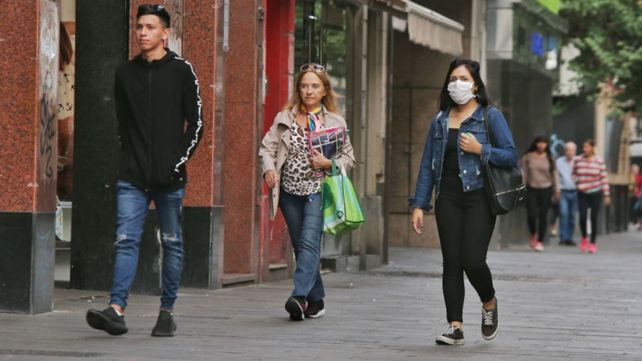 Los expertos recomiendan utilizar mascarillas y extremar los cuidados de distancia social e higiene.