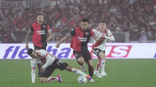 Fernando Cardozo en plena acción en el Monumental, donde Newells mostró otra actitud y rescató un punto ante uno de los equipos más poderosos del torneo.