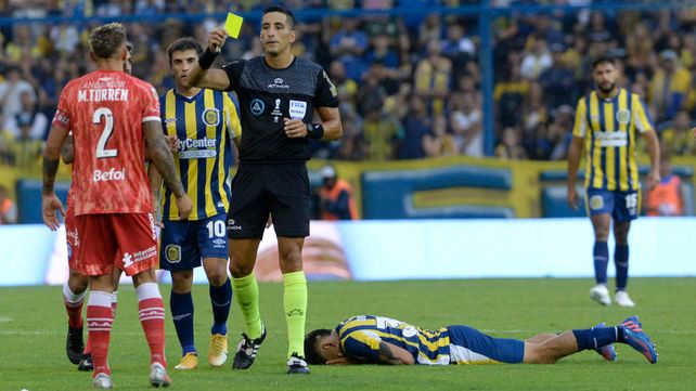 Falcón Pérez le muestra la amarilla a Torrén, en el primer partido del año, en el Gigante de Arroyito.