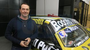 Con la nave. Detrás de Omar Martínez, el Ford con el que dio la vuelta en 2015.