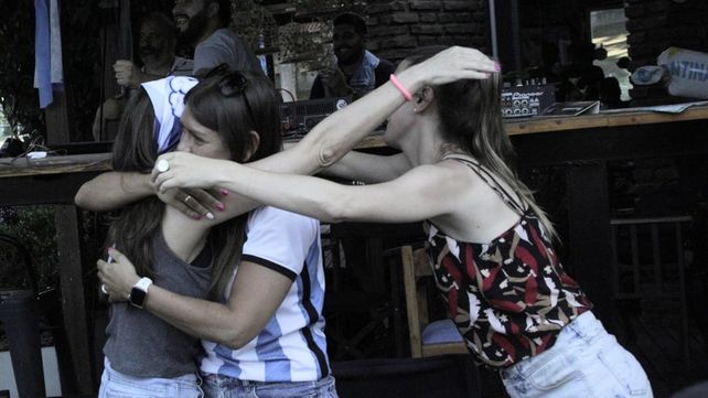 Abrazos de alivio tras la victoria argentina. El seleccionado sufrió sobre el final.