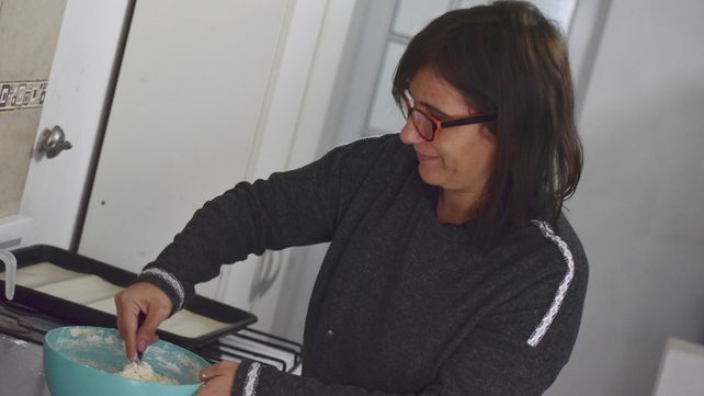Ayelén Morales cocina un clásico de todos los cumpleaños