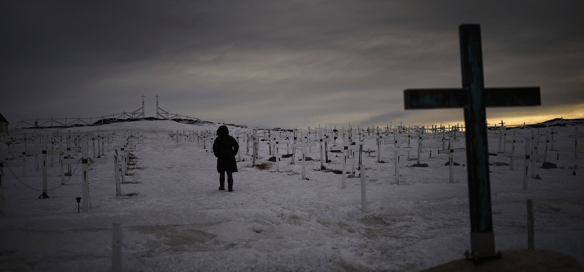 Una mujer camina en un cementerio cubierto de nieve mientras se pone el sol en Nuuk, Groenlandia, el domingo 16 de febrero de 2025. (Foto AP/Emilio Morenatti) Una mujer camina en un cementerio cubierto de nieve mientras se pone el sol en Nuuk, Groenlandia, el domingo 16 de febrero de 2025. (Foto AP/Emilio Morenatti)