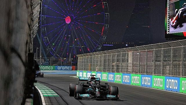 El británico dio un paso importante para pelearle el título a Verstappen.
