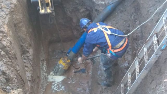 Continúa la reparación de la pérdida de agua en Avenida Alem