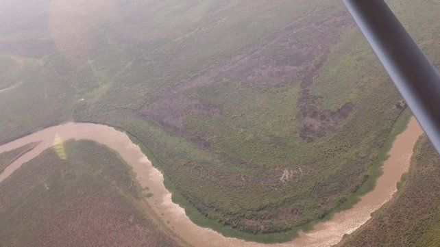 Una docena de brigadistas y bomberos de Entre Ríos y Buenos Aires trabajan para combatir dos focos activos en islas del Delta.