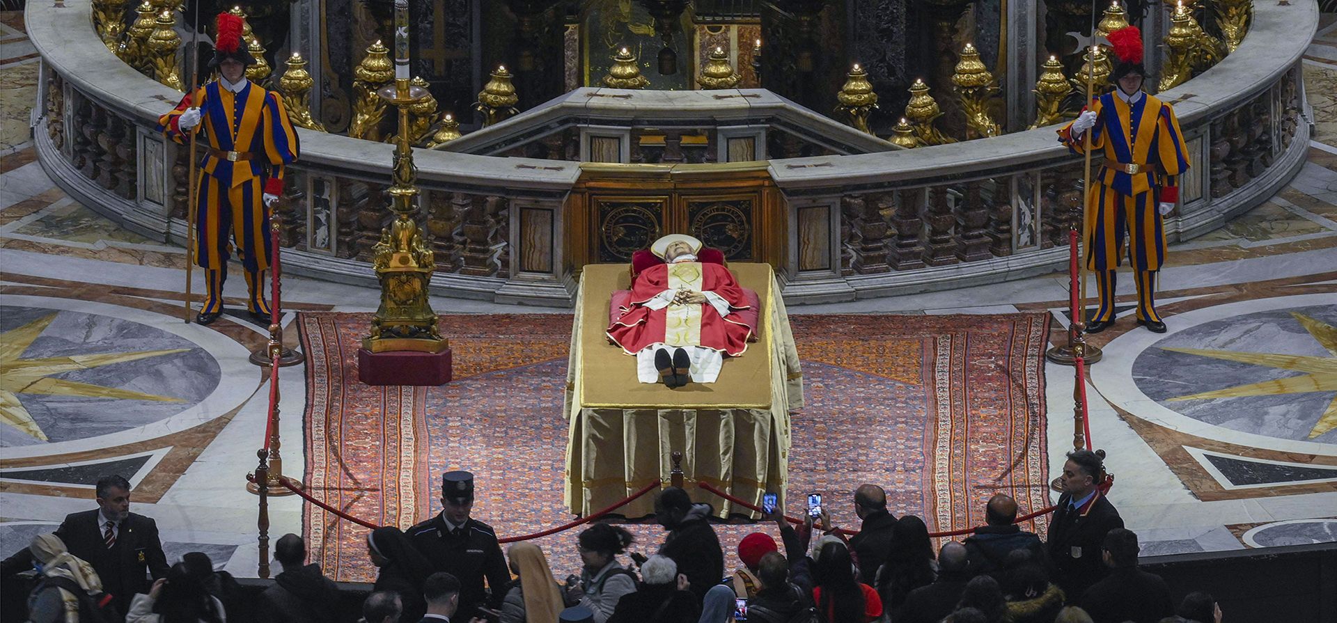 El cuerpo del difunto Papa Emérito Benedicto XVI se encuentra en el interior de la Basílica de San Pedro en el Vaticano. El Papa Benedicto, el teólogo alemán que será recordado como el primer Papa en 600 años en renunciar, murió el sábado 31 de diciembre de 2022. Tenía 95 años. (Vatican Media vía AP)