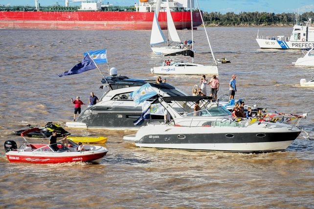 Con una masiva adhesión de público y navegantes, volvió la Caravana Náutica para celebrar la bandera
