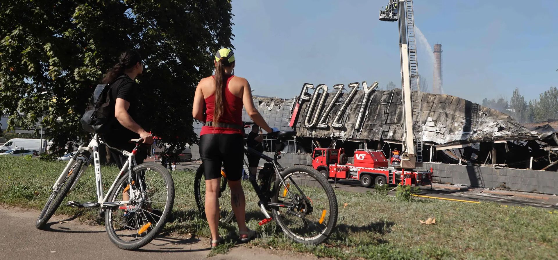 Odesa, Ucrania. Ciclistas se detienen para mirar a un equipo de emergencia que trabaja en un supermercado destruido como resultado de un ataque nocturna. Ucrania derribó tres oleadas de misiles y drones rusos dirigidos a Odesa, dijo su ejército, el último de una serie de ataques en la región sur de la costa del Mar Negro. Fotografía: Oleksandr Gimanov/AFP/Getty Images Odesa, Ucrania. Ciclistas se detienen para mirar a un equipo de emergencia que trabaja en un supermercado destruido como resultado de un ataque nocturna. Ucrania derribó tres oleadas de misiles y drones rusos dirigidos a Odesa, dijo su ejército, el último de una serie de ataques en la región sur de la costa del Mar Negro. Fotografía: Oleksandr Gimanov/AFP/Getty Images