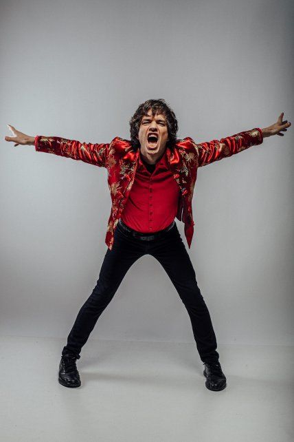 Gustavo Campodónico evoca a Mick Jagger de Sus Majestades Satánicas.