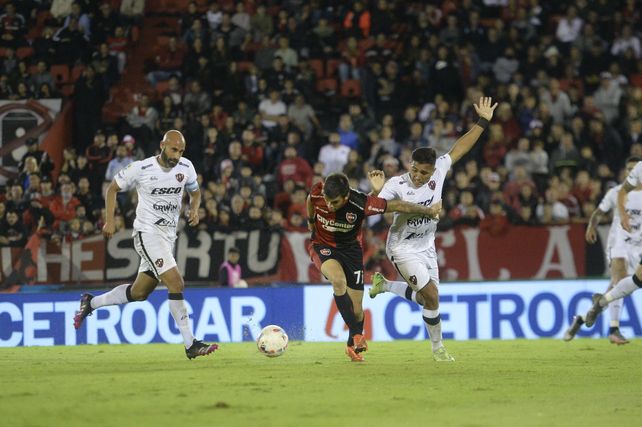 Garro defiende el balón en el último partido ante Patronato. Ese vez jugó de extremo derecho.