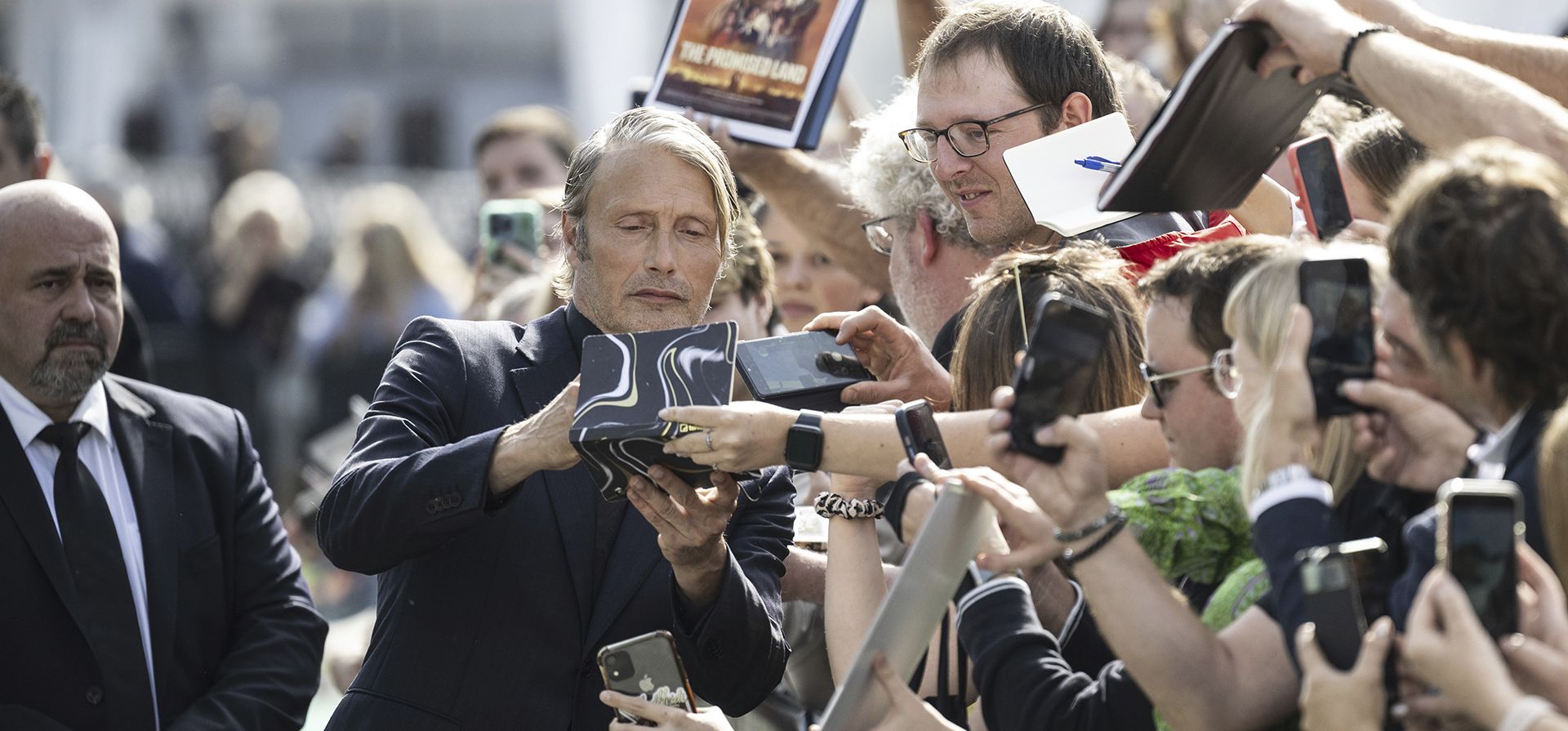 El actor danés Mads Mikkelsen firma autógrafos antes de la proyección de la película La tierra prometida durante el 19º Festival de Cine de Zúrich (ZFF) en Zúrich, Suiza, el viernes 6 de octubre de 2023. (Ennio Leanza/Keystone vía AP) El actor danés Mads Mikkelsen firma autógrafos antes de la proyección de la película La tierra prometida durante el 19º Festival de Cine de Zúrich (ZFF) en Zúrich, Suiza, el viernes 6 de octubre de 2023. (Ennio Leanza/Keystone vía AP)