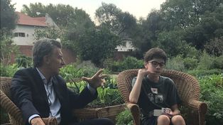 Macri y Santino hablaron de todo, pero repasaron algunas gustos por la literatura. El pequeño se trajo un libro de regalo.&nbsp;