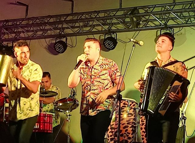 Los Bam Band haciendo bailar a todos los fanáticos en el club Universitario