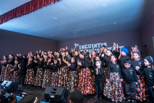 Se desarrolló con éxito el primer Encuentro de Danzas Timbúes Baila