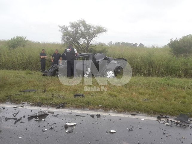 Impactante accidente entre un auto y un camión deja una mujer con severos politraumatismos