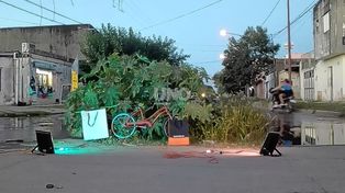 Barrio Los Hornos. El histórico socavón y pozo de la esquina de Gobernador Freyre y Lavaisse, ahora luce como un árbol de navidad gracias a los vecinos.&nbsp;