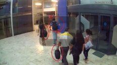 Virginia Oldani y su grupo de allegados en el momento de retirar el dinero de la casa de cambios. Virginia Oldani y su grupo de allegados en el momento de retirar el dinero de la casa de cambios.