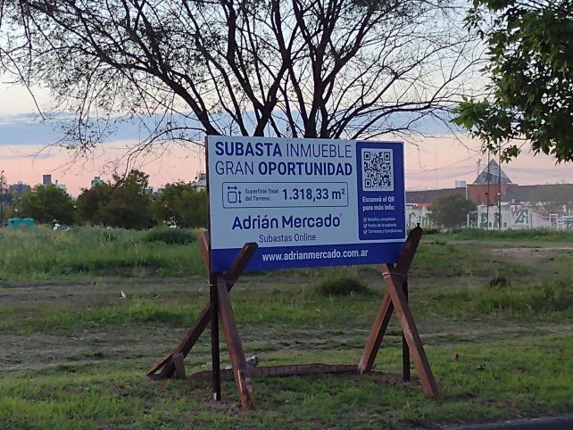 El cartel en el terrno baldío en la capital entrerriana.