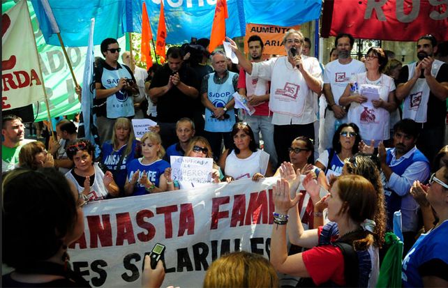 La movilización se inició a las 11 en plaza 25 de Mayo y arribó minutos antes del mediodía a una colmada plaza San Martín. (Foto: N.Juncos)