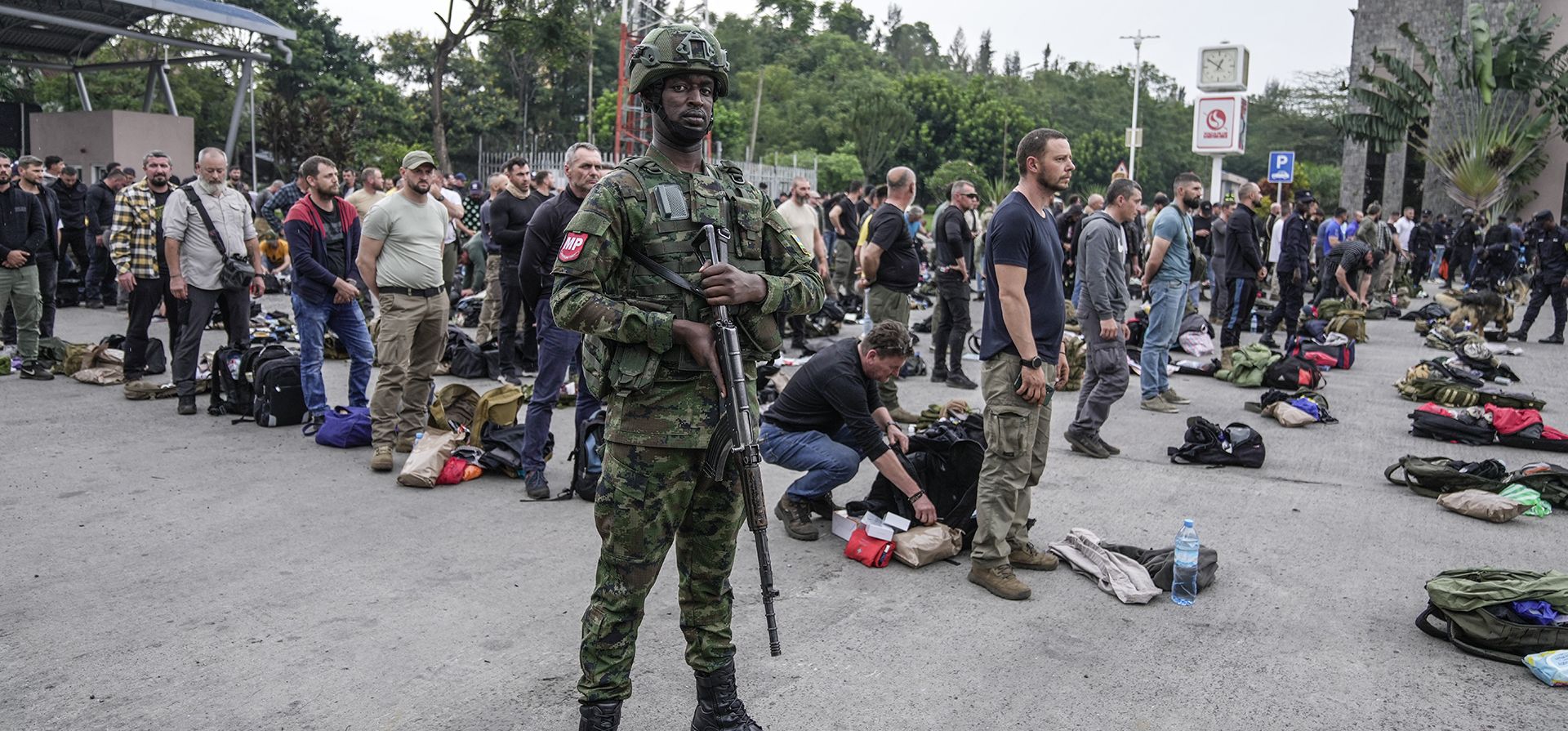 Rebeldes del M23 liberan a mercenarios rumanos capturados, que luchaban junto al ejército de la República Democrática del Congo (FRDC), en el puesto fronterizo de Gisenyi, en el Congo, el miércoles 29 de enero de 2025. (Foto AP/Brian Inganga) Rebeldes del M23 liberan a mercenarios rumanos capturados, que luchaban junto al ejército de la República Democrática del Congo (FRDC), en el puesto fronterizo de Gisenyi, en el Congo, el miércoles 29 de enero de 2025. (Foto AP/Brian Inganga)