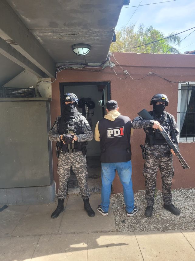 El grupo policial en plena allanamiento