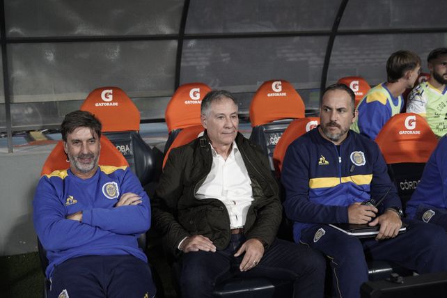 El técnico Ariel Holan en la previa del partido en el Kempes, con algunos integrantes de su cuerpo técnico.