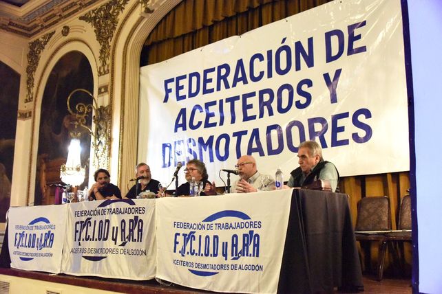 Gremios aceiteros no logran un aumento salarial. Las cerealeras dicen que ya lo otorgaron.