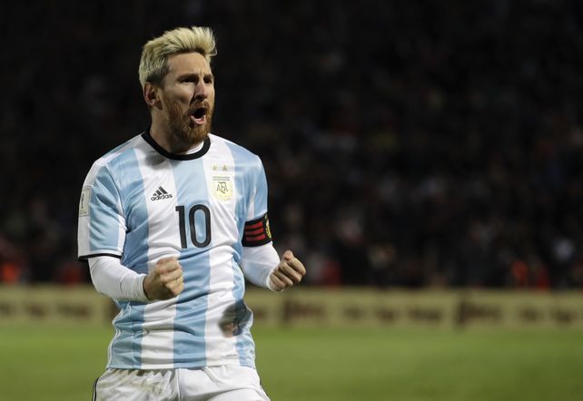 Messi hizo delirar al público, que no aguantó la euforia y terminó invadiendo la cancha
