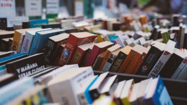 La Cámara Argentina del Libro denunció una caída del 30% en las ventas de las librerías de todo el país, producto de la retracción en la capacidad adquisitiva, la devaluación y el alto costo del papel. De no revertirse la situación, el sector corre un serio riesgo.