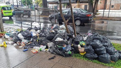 Ciudad con basura: estas bolsas están hace semanas frente al Molino Fábrica Cultural y a metros de Bulevar Gálvez. 