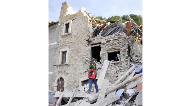 Ascienden a 120 los muertos por el devastador terremoto en el centro de Italia