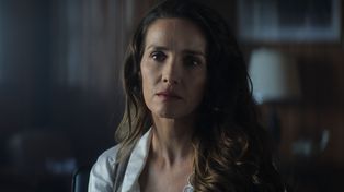 Natalia Oreiro como la agente Claudia.