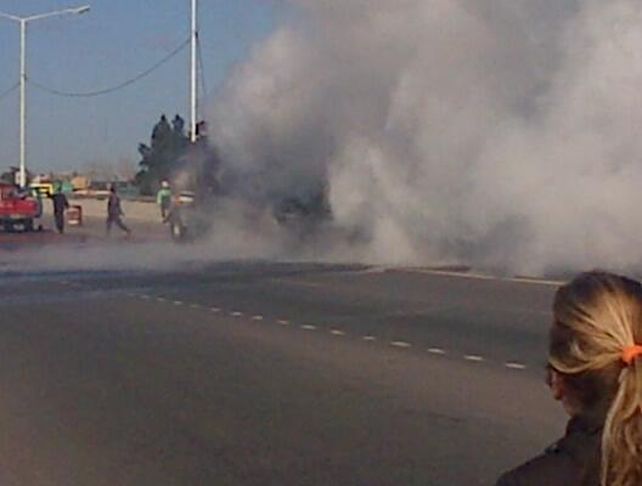 Un camión cisterna con combustible chocó y ardió en Circunvalación en Rosario