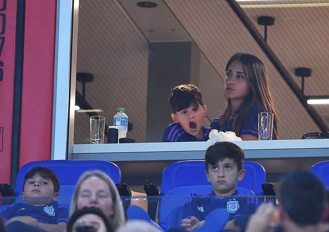 En fotos: las postales con hinchas argentinos alentando en el partido decisivo contra Polonia