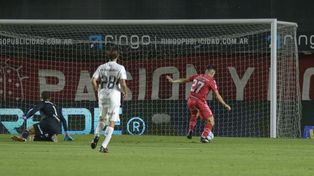 Newells sufrió una dura derrota en La Paternal