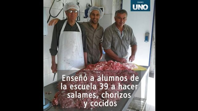 Panito, el abuelo que trasmite a alumnos los secretos de la carneada para que la tradición no se pierda