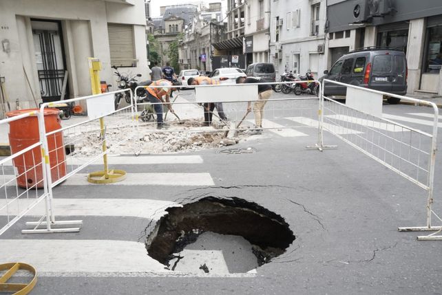 Los trabajadores de la Municipalidad estaban trabajando cuando explotó el caño