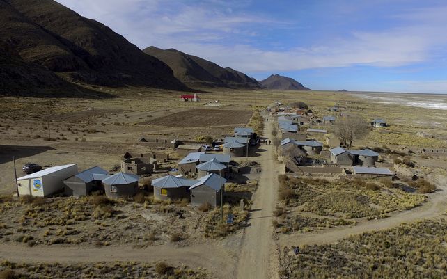 Residentes transitan un camino de tierra en la comunidad indígena Urus del Lago Poopo