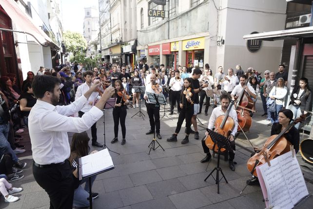 Músicos de la Orquesta Sinfónica Provincial y el Ensamble Municipal de Vientos tocaron en la peatonal Córdoba.