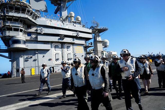 Todas las imágenes de la visita de Milei al portaaviones estadounidense USS Nimitz en Mar del Plata