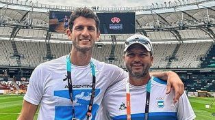 El santafesino Germán Chiaraviglio junto a su entrenador Javier Benítez a la espera de debutar en el Mundial de Budapest.