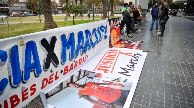 Julio de 2022. Amigos de Marcos Guenchul custodian los trapos con los que reclamaban Justicia por el personal trainer asesinado.